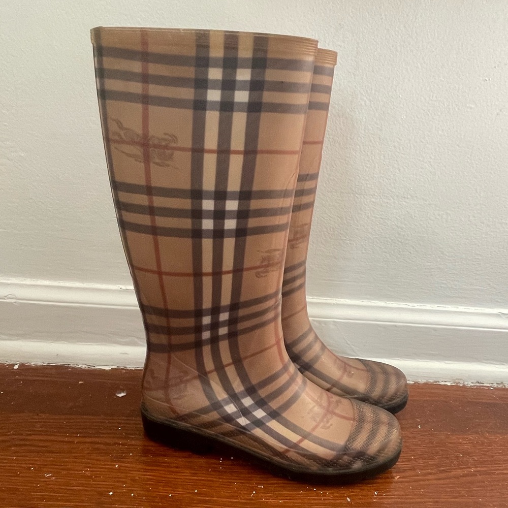 Authentic vintage luxury designer Burberry Rainboots in Iconic Print